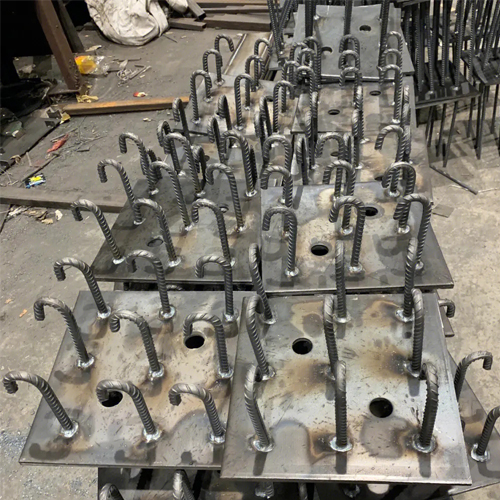 图纸中如何确定荷泽预埋件的位置？